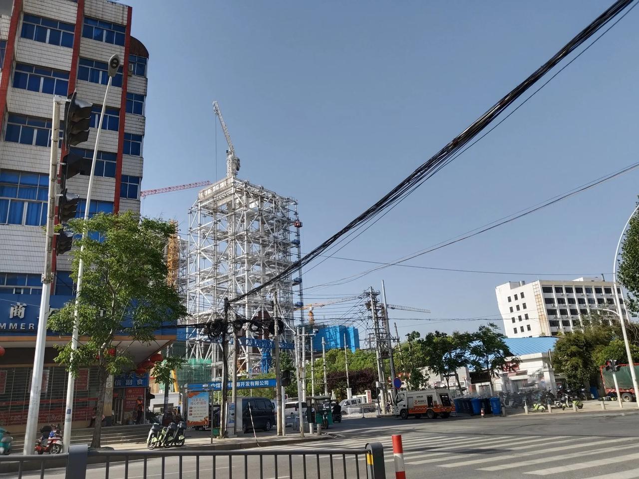 万能生活指南鄂州葛店电厂这里又新建了烟囱（如下图1、2）。这是扩建，以前这里有条