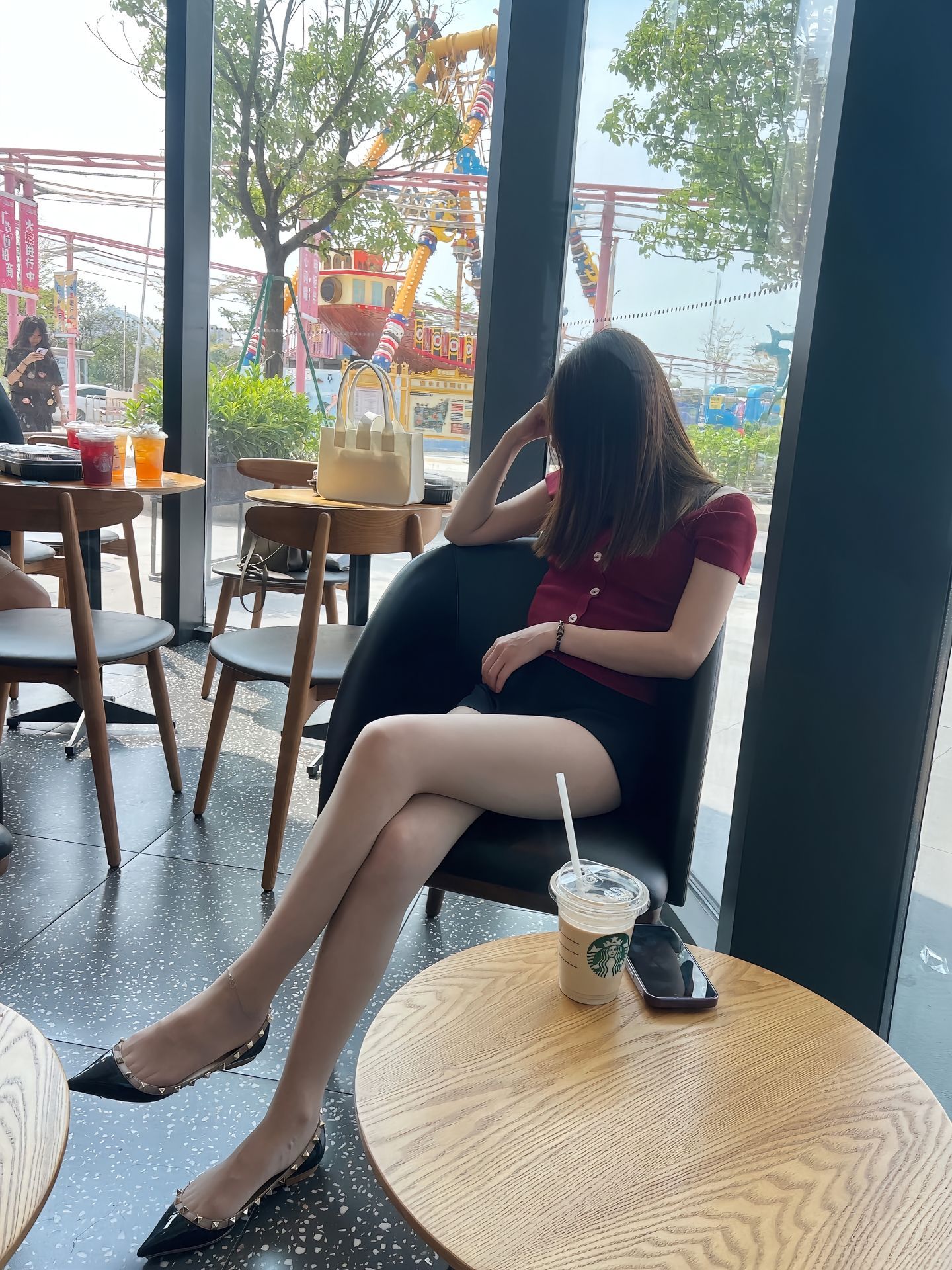 牛马累了会自己点一杯星巴克咖啡