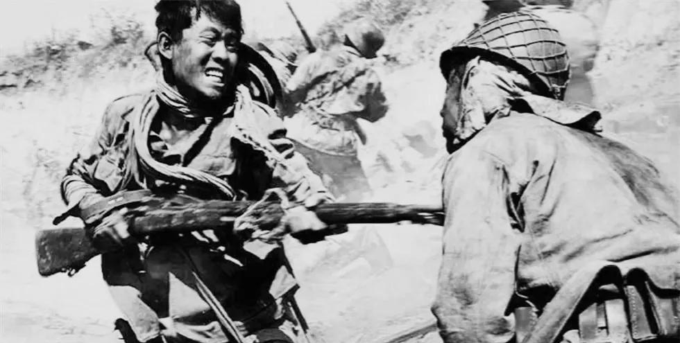 1943年，一伪军遭鬼子队长猛扇两巴掌，心中很愤怒，但伪军不气，因为他等一下就要