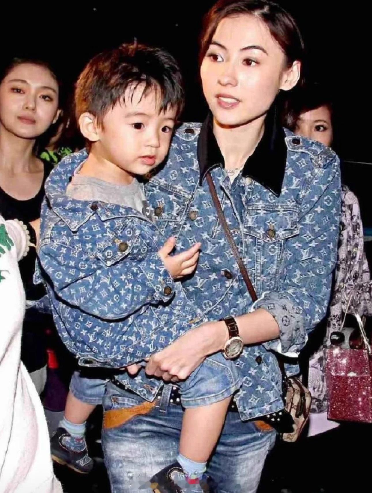 才发现这张张柏芝怀抱Lucas的经典照片里，身后竟是大S，多么美好的画面