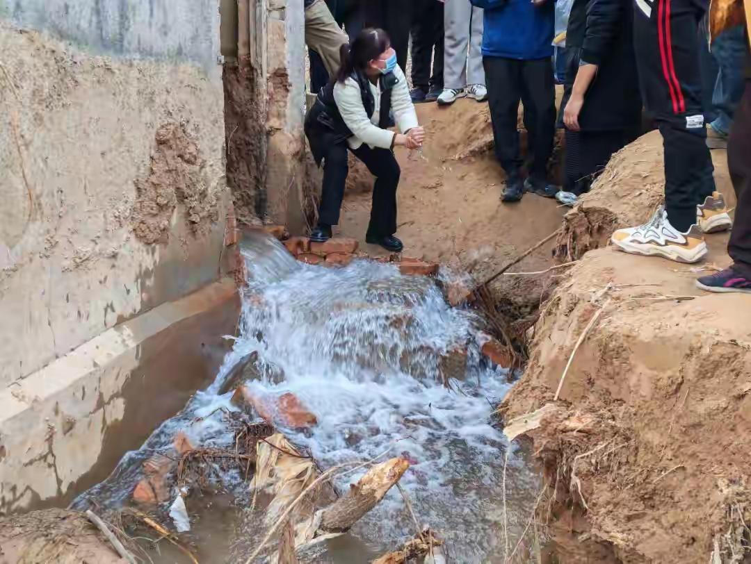 12月4日，郑州市二七区马寨镇闫家咀村，在贾鲁河源头故道梨园河畔，一眼已废弃约三