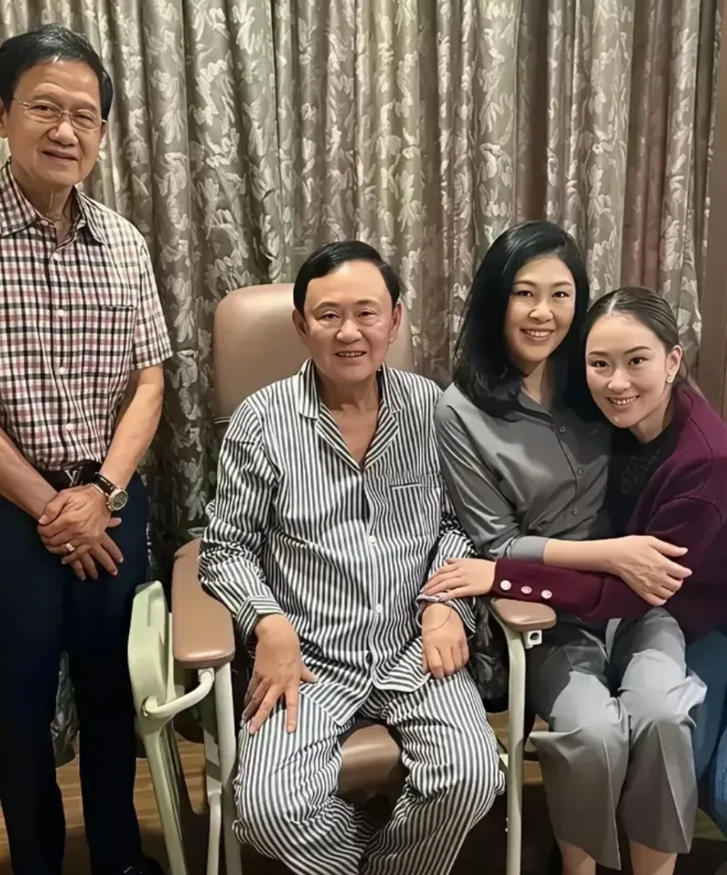 洪森根本不怕泰国。主要原因，洪森是军阀出身。以前穷过，属于不怕死的人。泰国