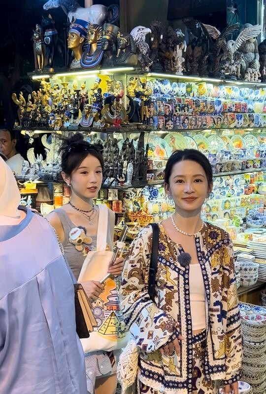 近日，李沁现身开罗综艺拍摄被偶遇，她身穿花套装，站在闹市中，露出温婉的笑容，好美