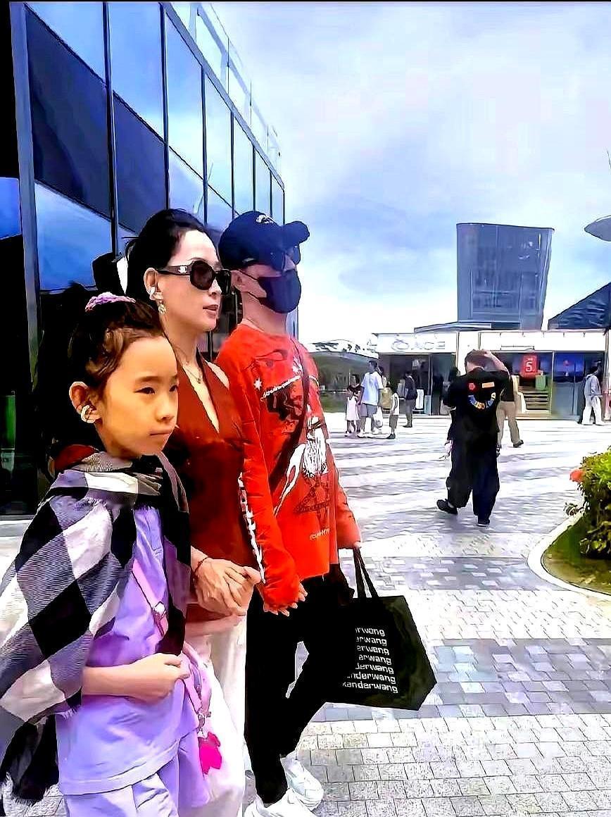 章子怡在三亚带娃爬悬崖，几公里外，汪峰正给新女友拎包。这婚离得，简直是给彼此都松