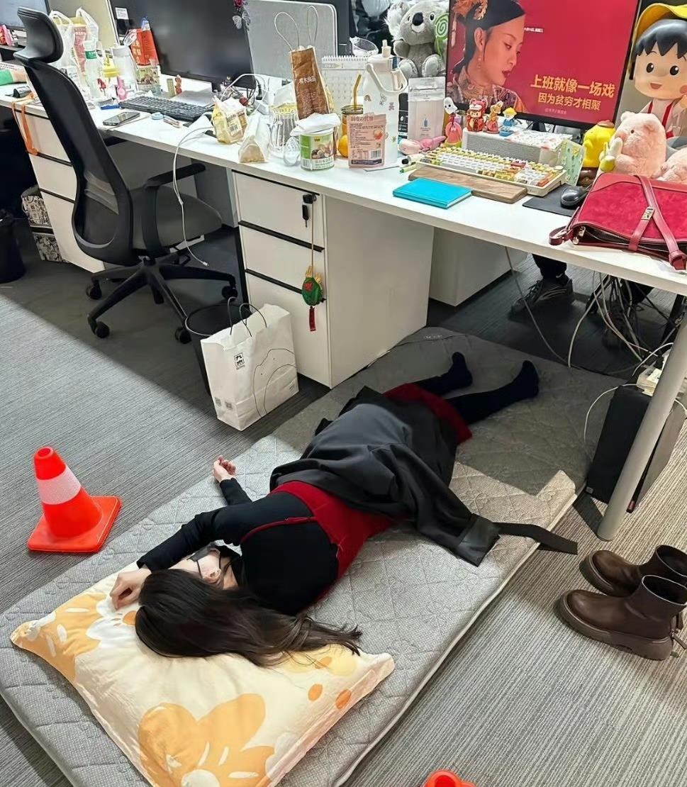 我很好奇，这样睡觉真的不尴尬吗？