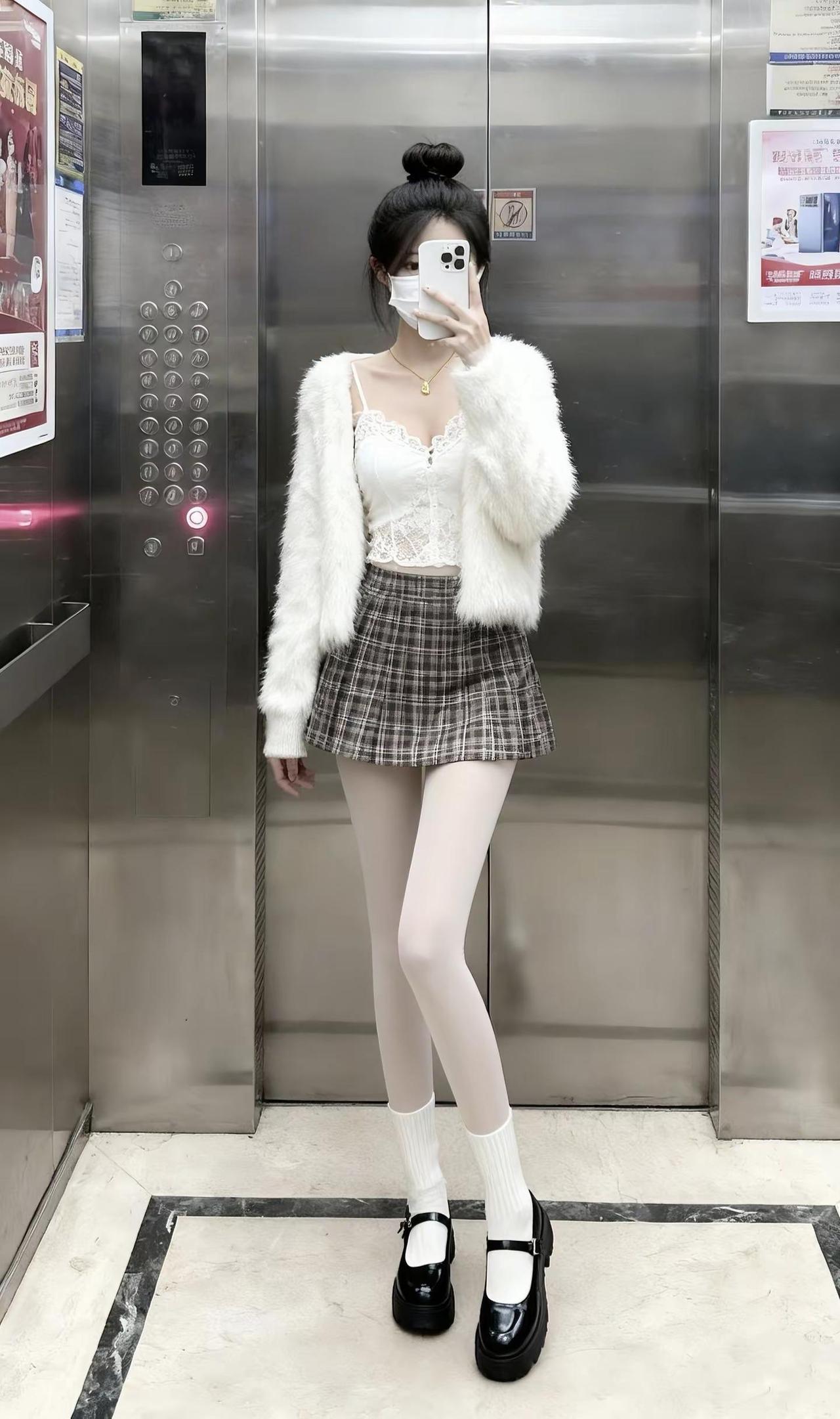 确认所过眼神，是提前下班的人。表面：光鲜亮丽，都市丽人。内心：千万别碰见领导！快