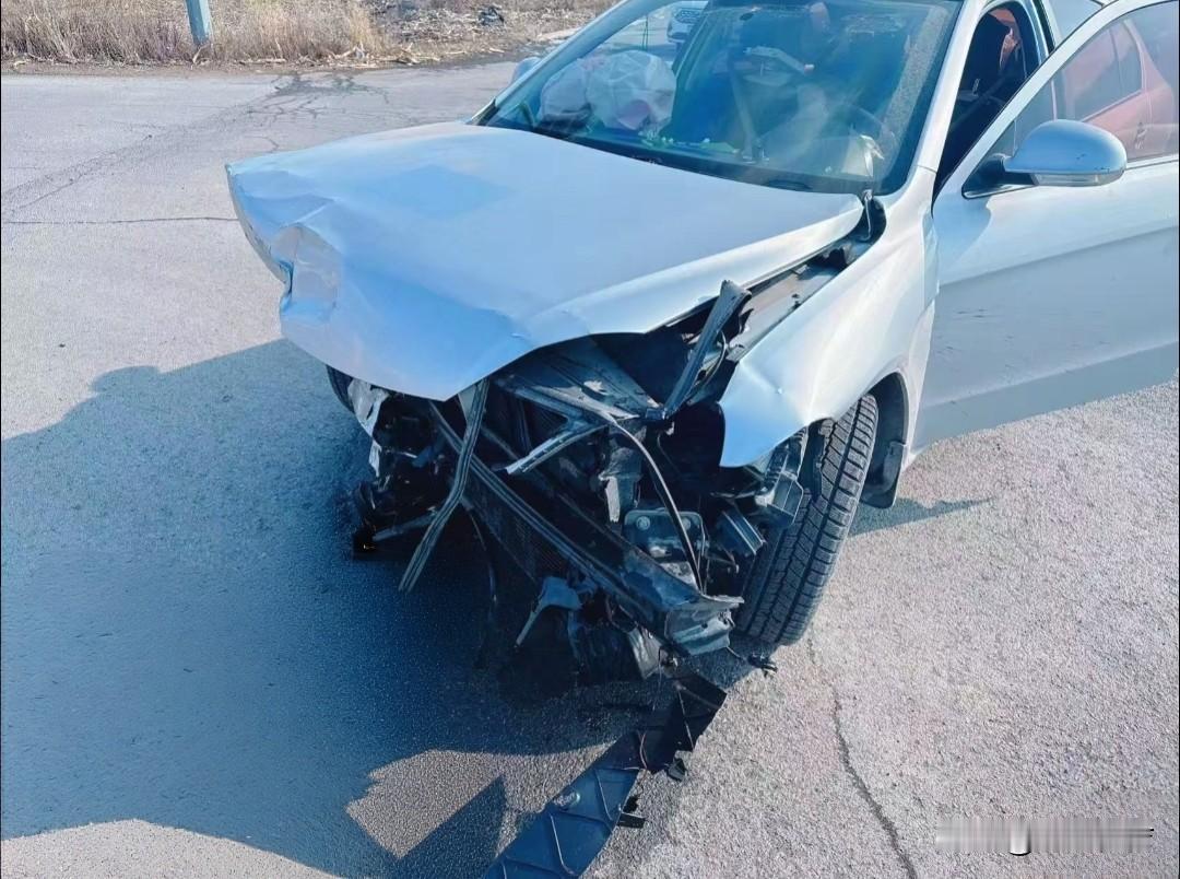 比亚迪海豹06与大众朗逸的较量，大众直接报废了，反观比亚迪A柱完好，车窗自动降下