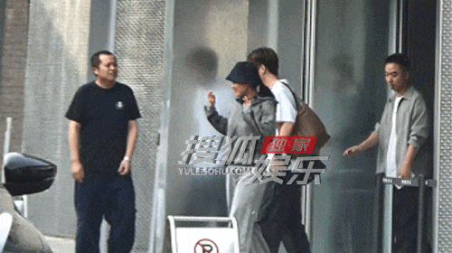 贾玲现身某园区忙完工作和同事挥手道别路透图​​​