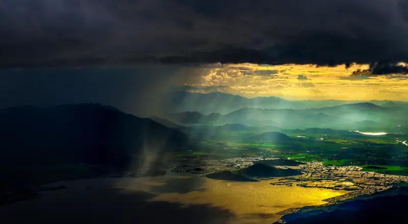 请对对联讲究对仗工整、意境相衬。对于“雨洒五湖四海”，我觉得“花开万岭千山”是