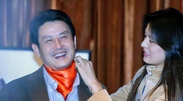 1992年，陈忠和的妻子因不慎被背包带勾住了火车，不幸被卷入，意外离世。他没能赶