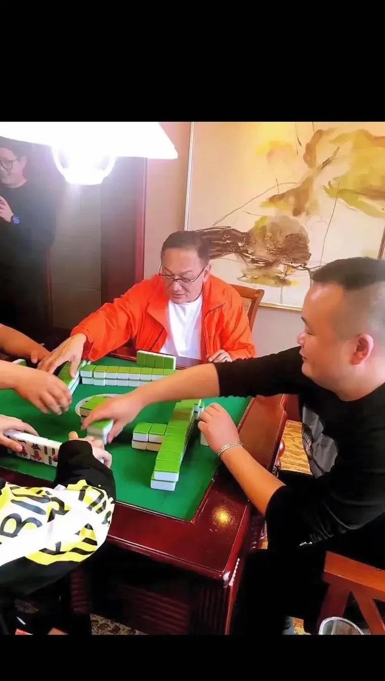 打个麻将，自己咒自己。昨天下午打麻将的时候，同桌的两个年轻人手气不佳，脾气还挺大