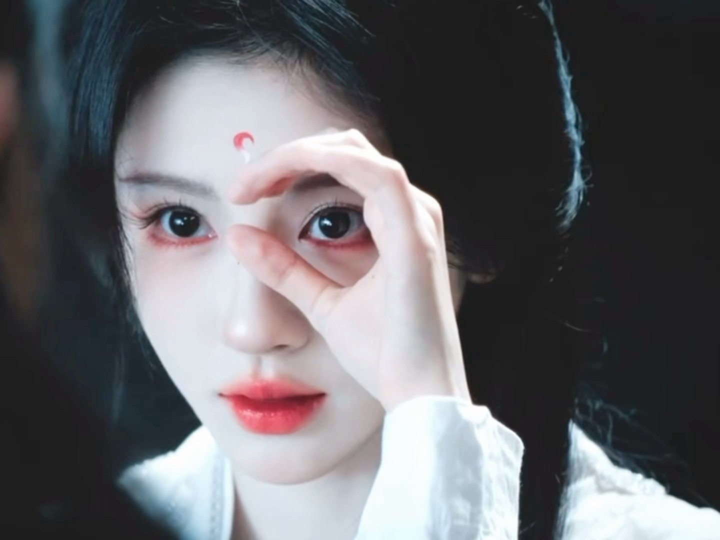 月鳞绮纪为了鞠婧祎慕名去看了月鳞绮纪，首先就是小四审美特别好，露芜衣眼睛很灵动演