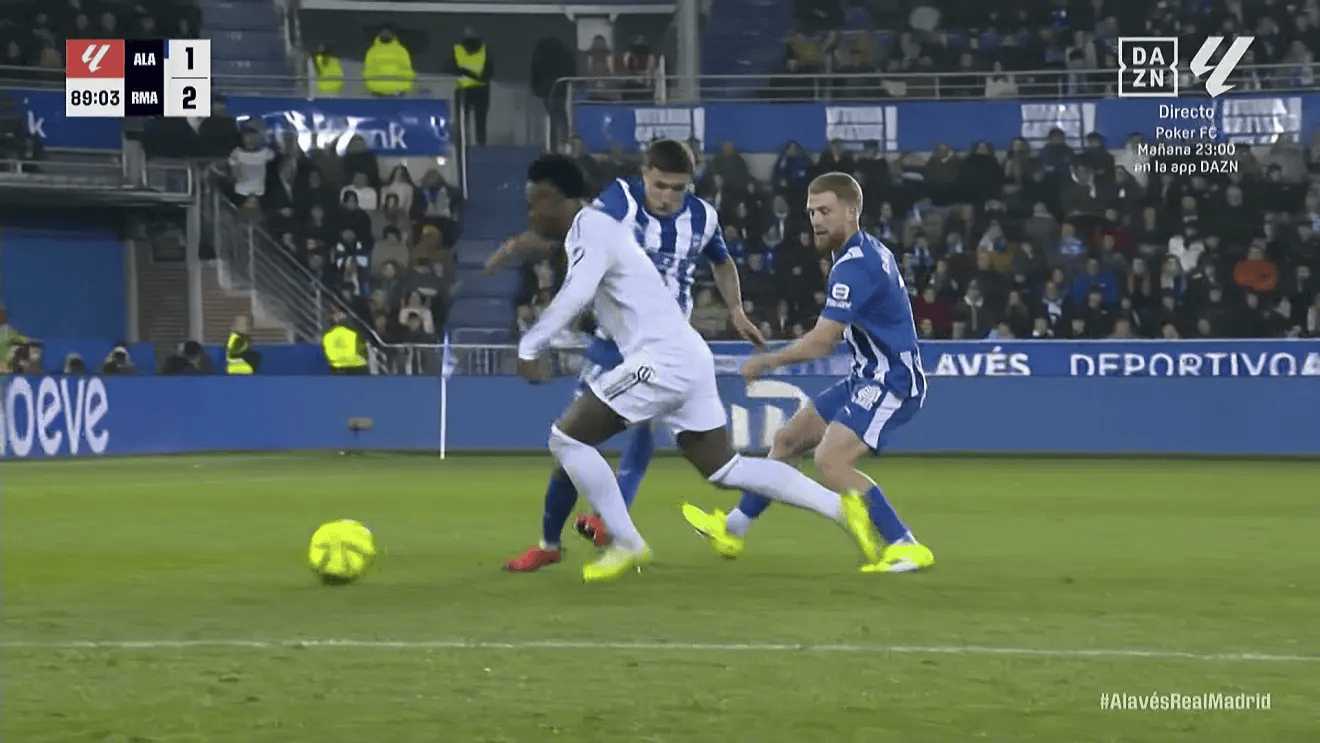 皇马TV炮轰裁判: 奔跑时任何接触都会摔倒, 裁判会不知道?