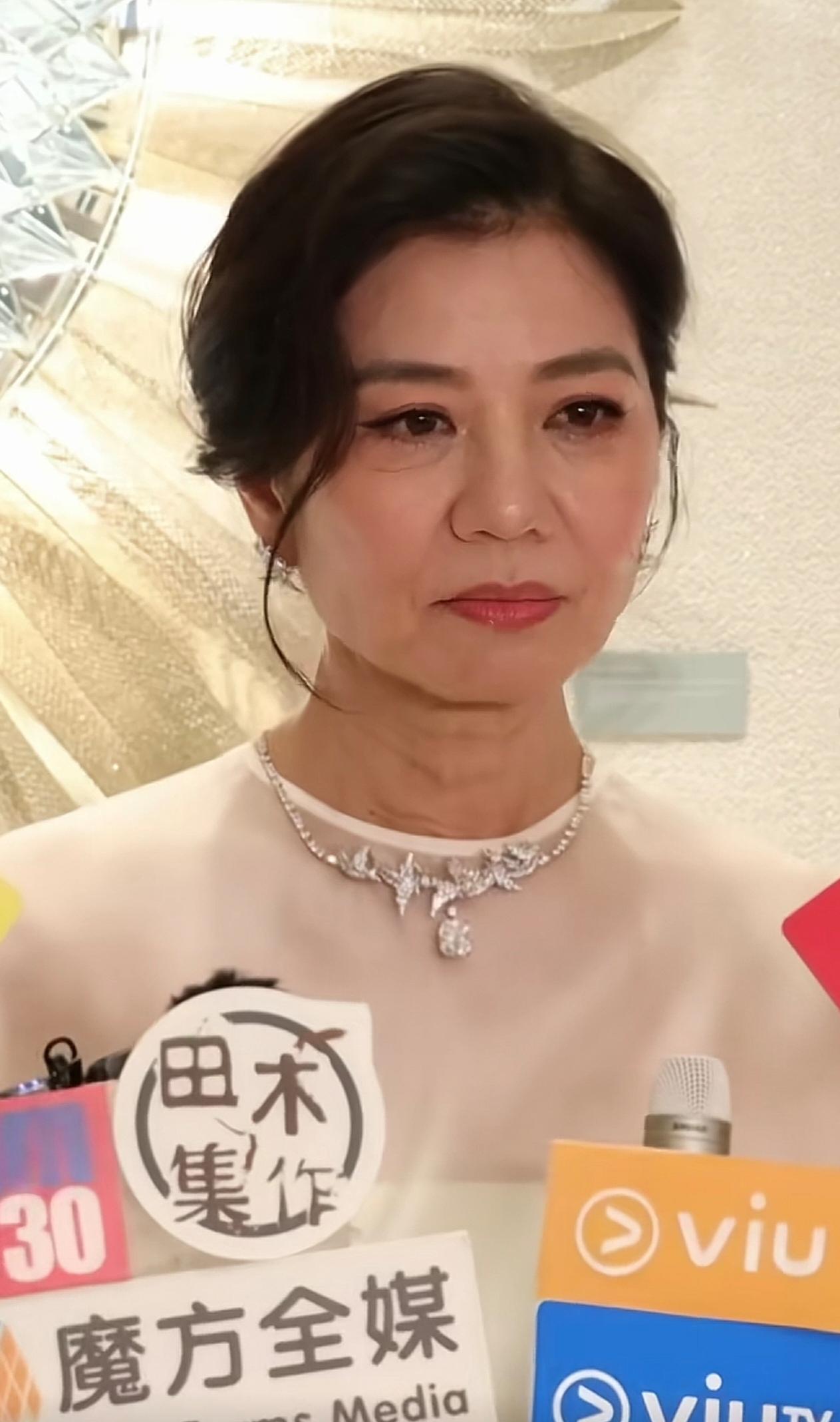 镜头里的钟楚红，是2026年6月2日香港那场珠宝活动的现场。35年前《纵横四