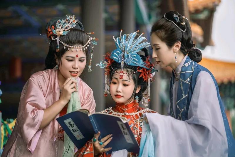 《红楼梦》乃密码本，是天地会【洪门】的联络密码本。天地会也叫红花会，天地会的总坛