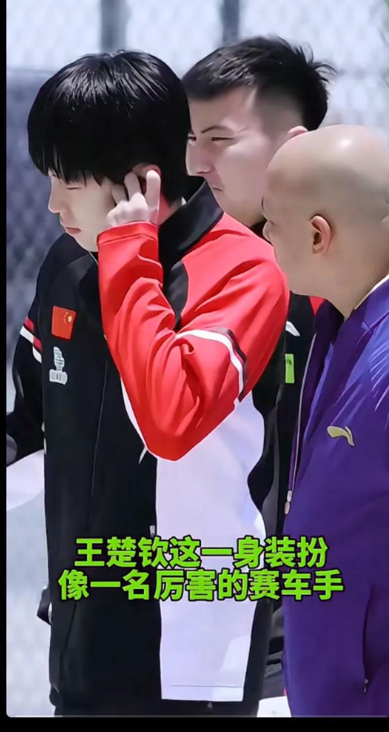 父亲般的宠爱，不知道莎宝的亲生父亲会忌妒吗莎莎在给邱指按摩呢，多好的莎宝啊〈
