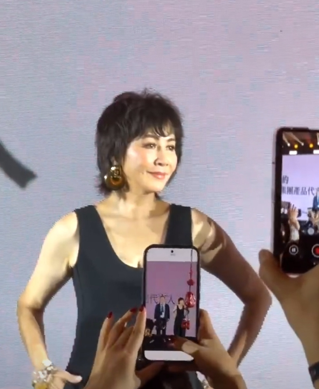 刘嘉玲这个新造型，有点看不懂了。第一眼扫过去完全没认出来，还以为是蔡明老师出来跑