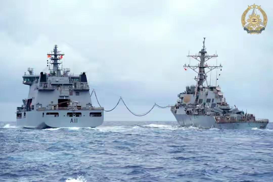 至少5艘中国海军舰艇围观美菲澳新四国演习！这次让这四国体验到了假想敌直接参演，真