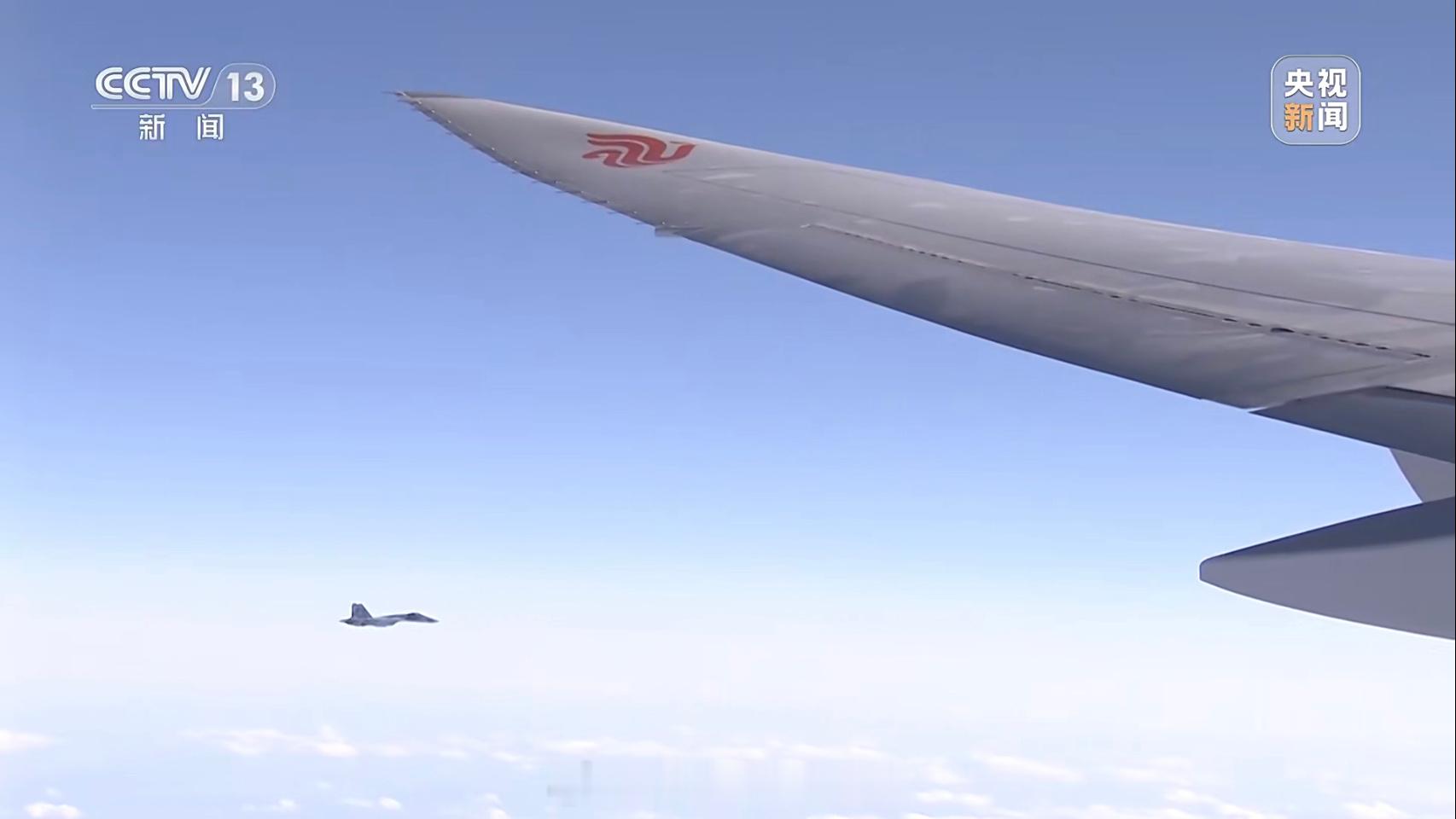 俄空天军Su-35S战斗机为伟大友邦的747-8护航参与护航的Su-35S为俄乌
