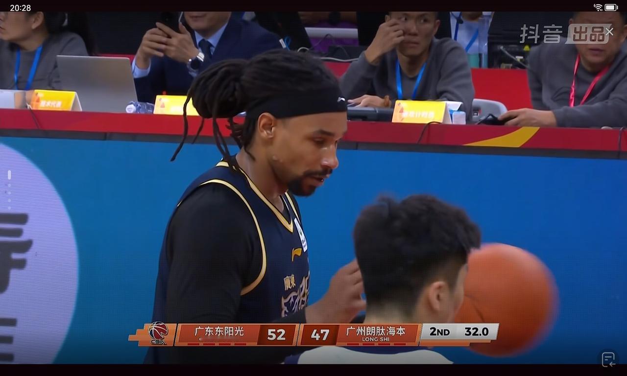 萨林杰绝杀能力强，脸部有水泡，他现在打得很努力广东就一个大个，但龙狮的徐昕受