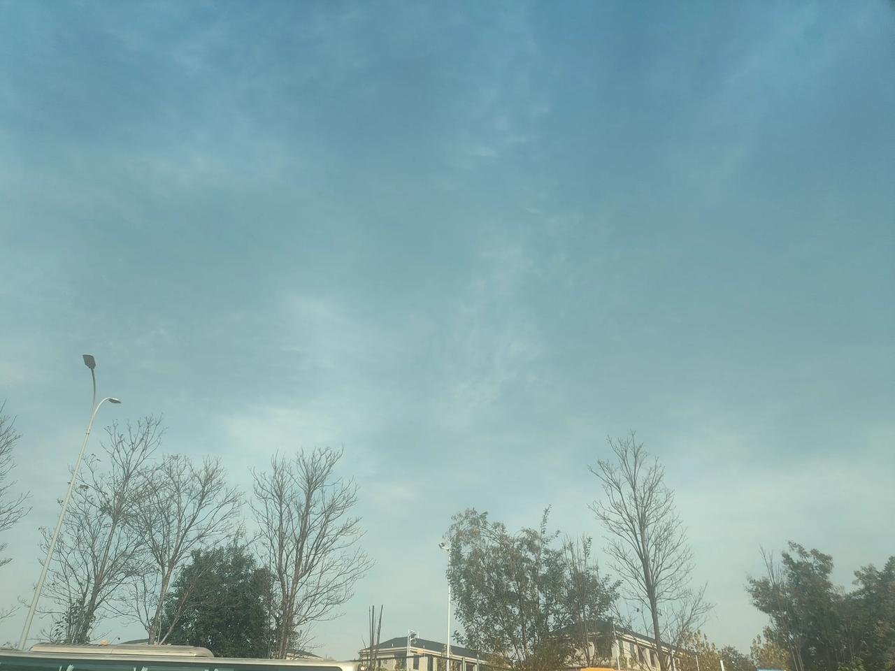 济南的冬天是响晴的，那今天在北国的土地上，大多数地方也都是这样响晴的天气。秋雨