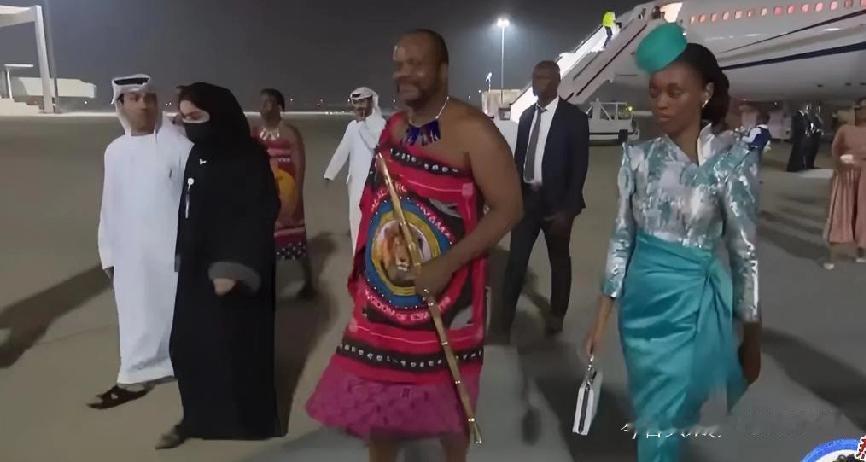 一段旧视频突然爆火：埃斯瓦蒂尼国王姆斯瓦蒂三世访问阿布扎比，直接带着15位妻子、