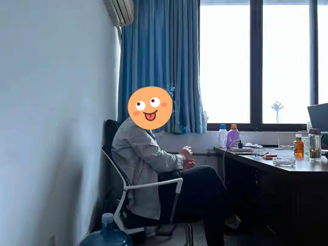 单位上班三件事：把尿喝白，把事搅黄，把电充满！退居二线，说好听点叫“顾问”，