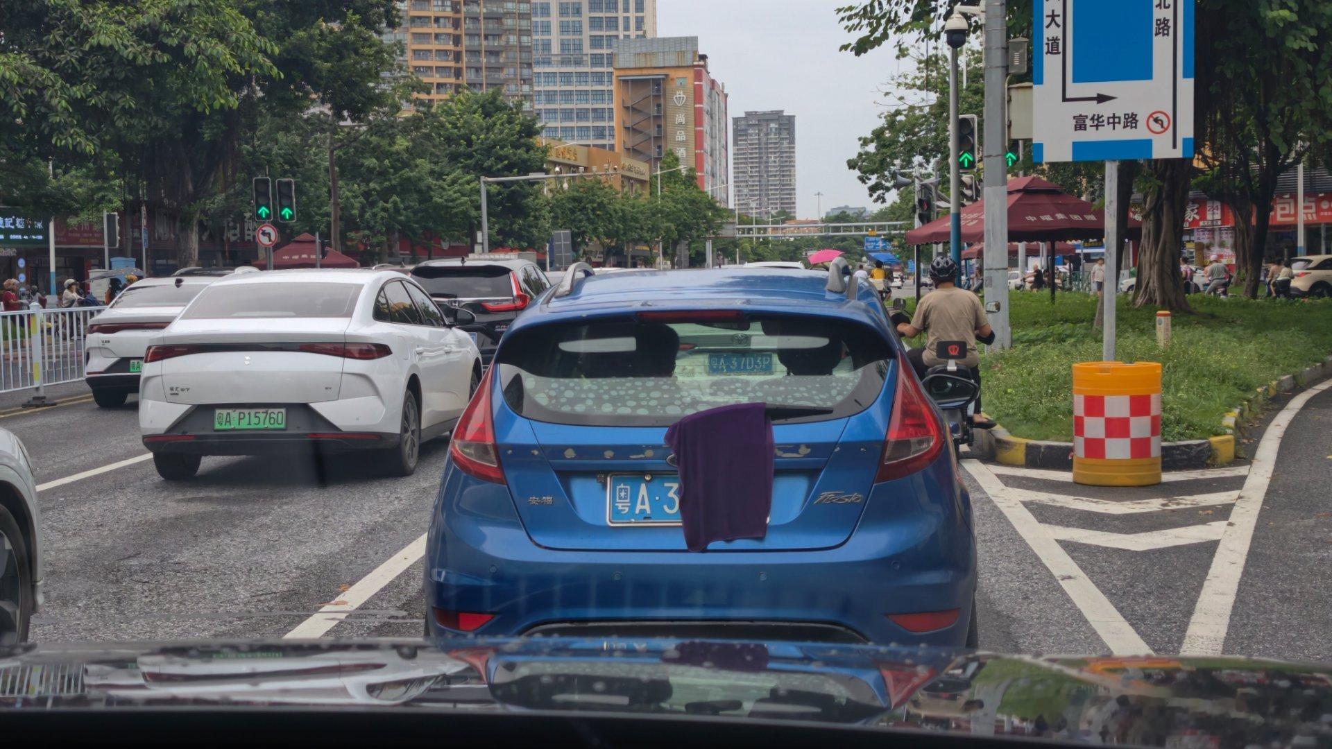 这……算遮挡车牌了吧不知道是故意的还是洗车忘了