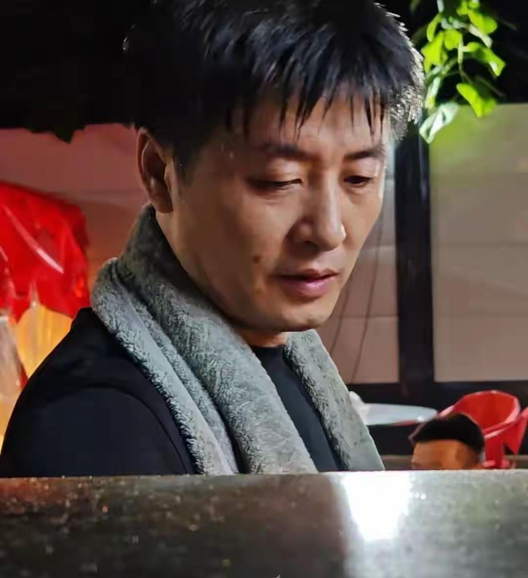 无奈的陈杰，无聊的拍摄者！因长相酷似已逝去的网络红人张雪峰，平顶山烧烤摊主陈杰
