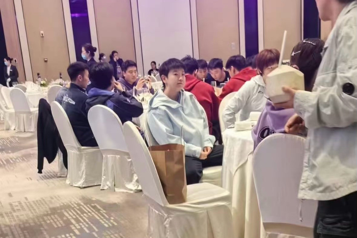 我去原来这个晚宴坐那么近啊反手就可以勾搭在一起了