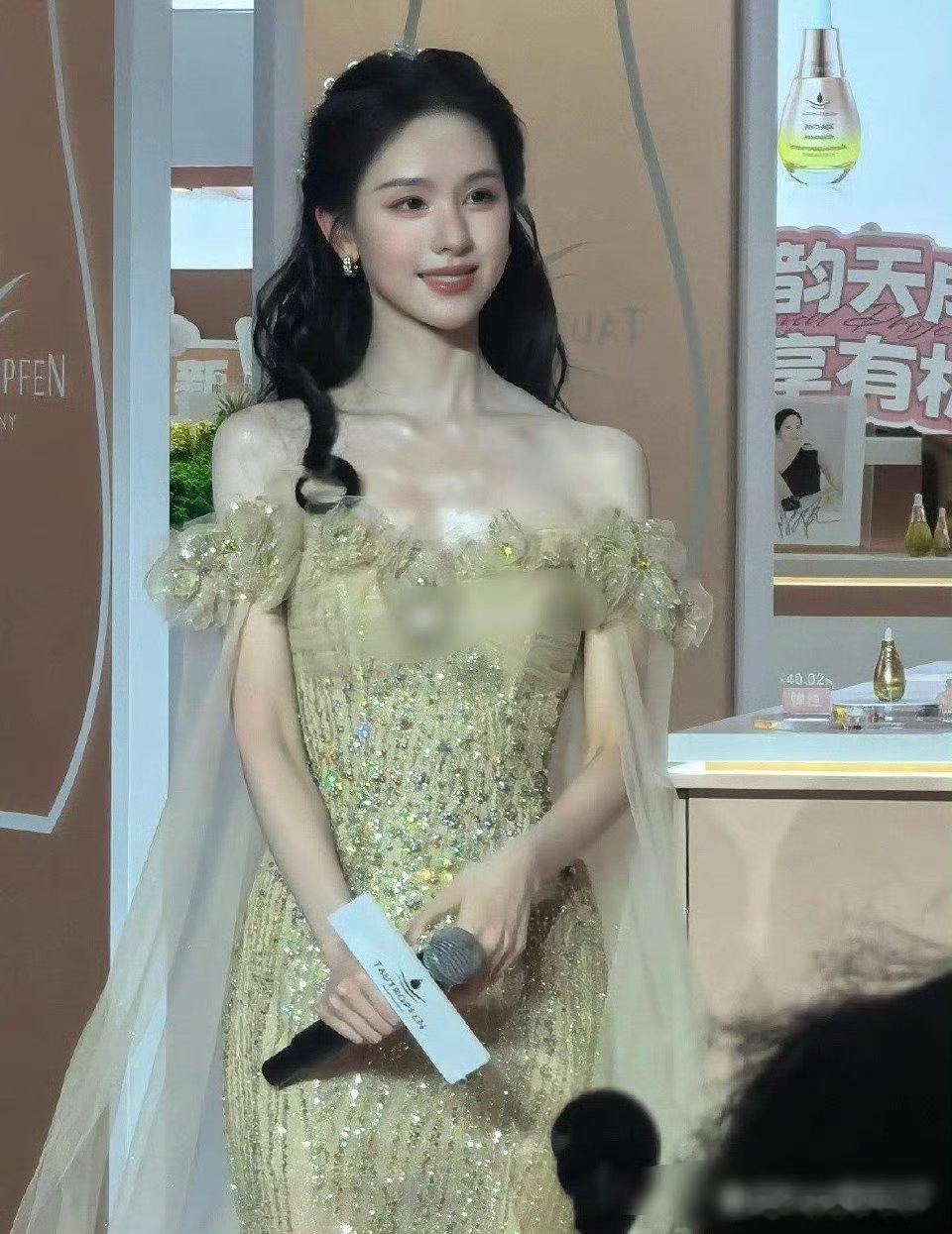 陈都灵现实中好恐怖啊……原相机没修还这么白白嫩嫩​​​