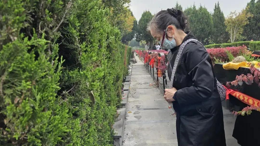 看哭了，湖北武汉七旬的党婆婆，在20年前本来是一个女强人，干任何事都是干净利索，