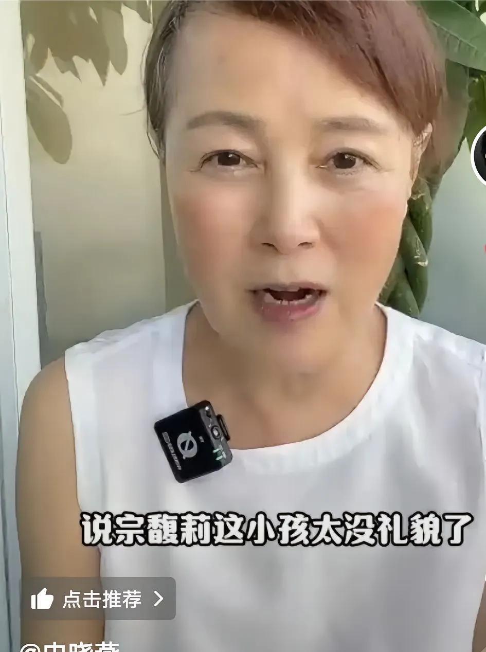 史晓燕站出来为老同学杜建英叫屈！她说杜建英是他商学院的秘书班的秘书长，为人低调
