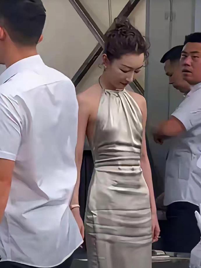 周冬雨路透生图绝了，刘昊然就是因为这个看上她的吧