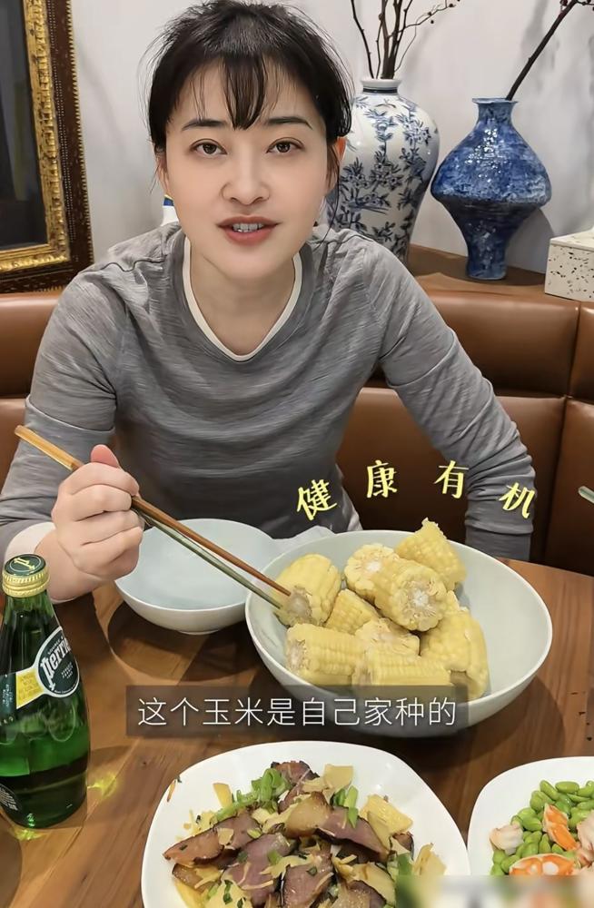 梅婷刚嫁曾剑，婆婆拉着邻居直摇头：大明星脾气大，我儿子以后要受气了。你以为