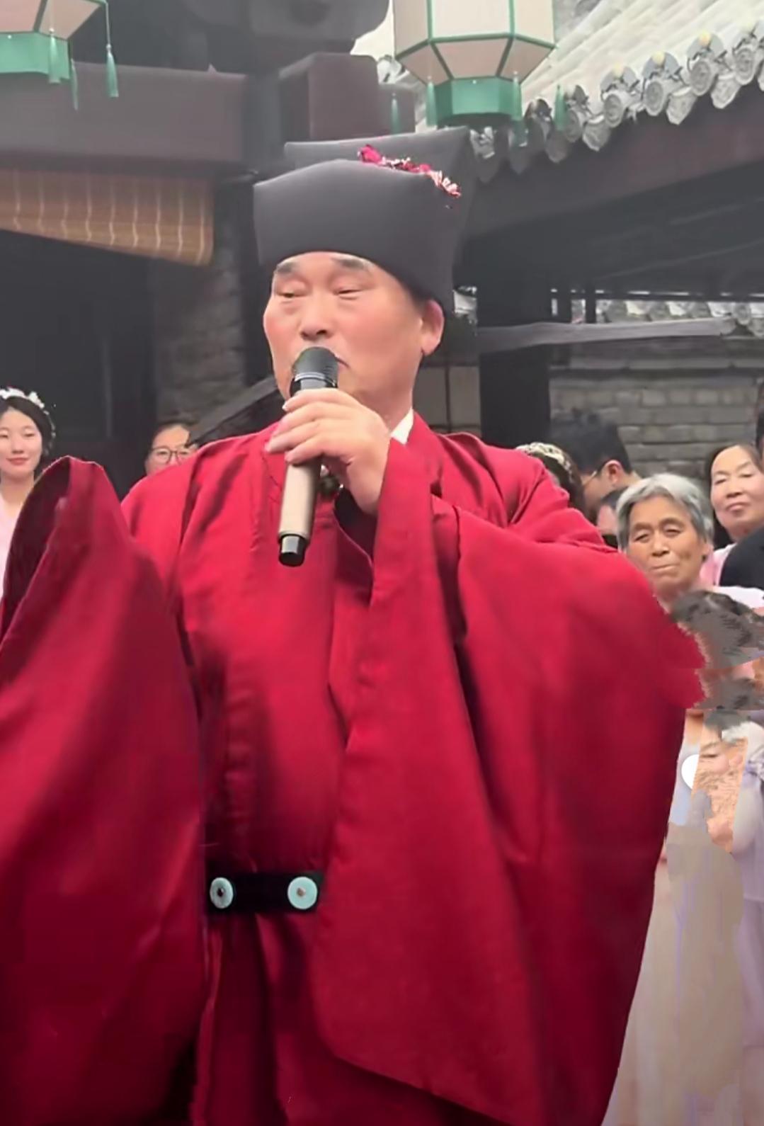 大衣哥朱之文穿上宋朝官衣，化身达官贵人，在景区和美女互动。他头戴官帽，一袭红袍，