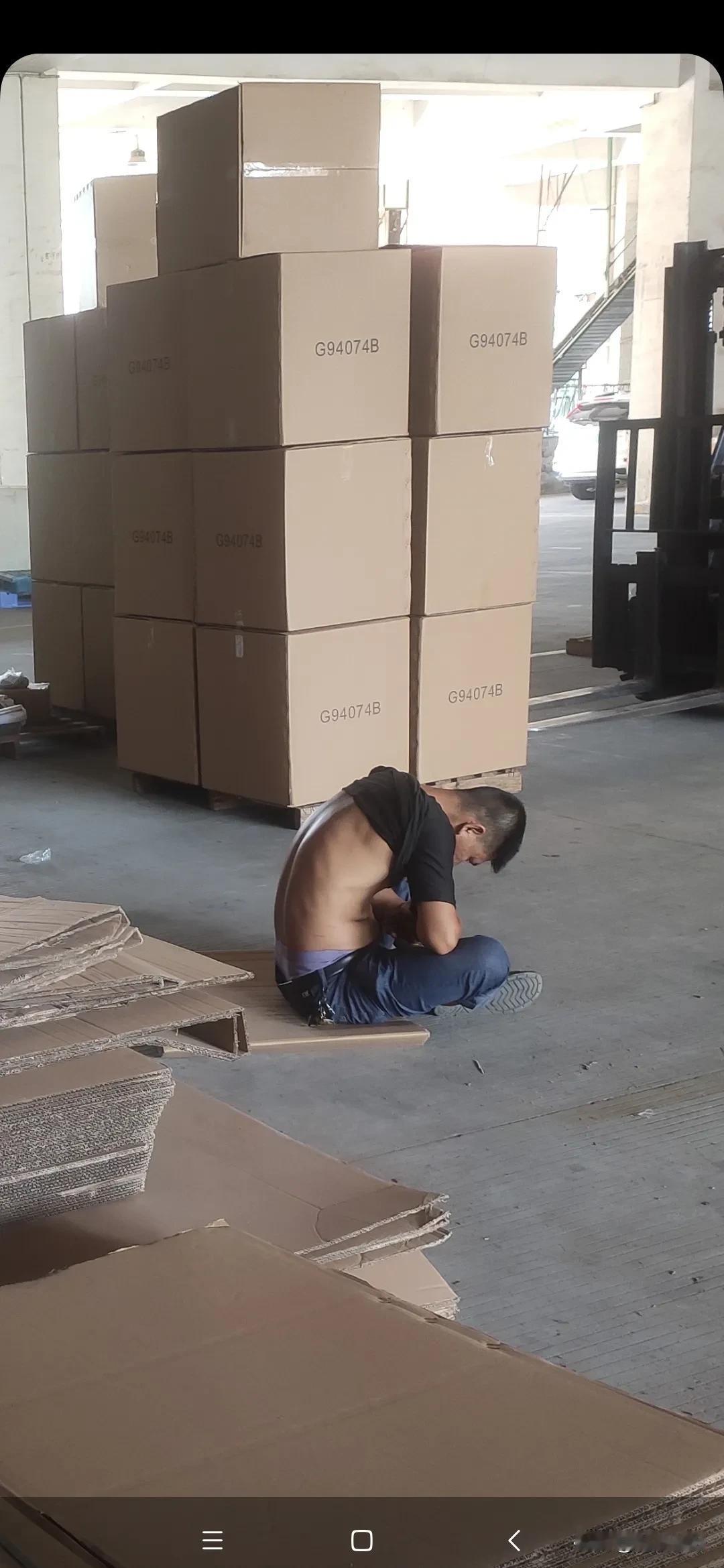 这是我上班的时候，路过厂里的收货区拍的一张照片。一位供应商来送货的工人，由于送