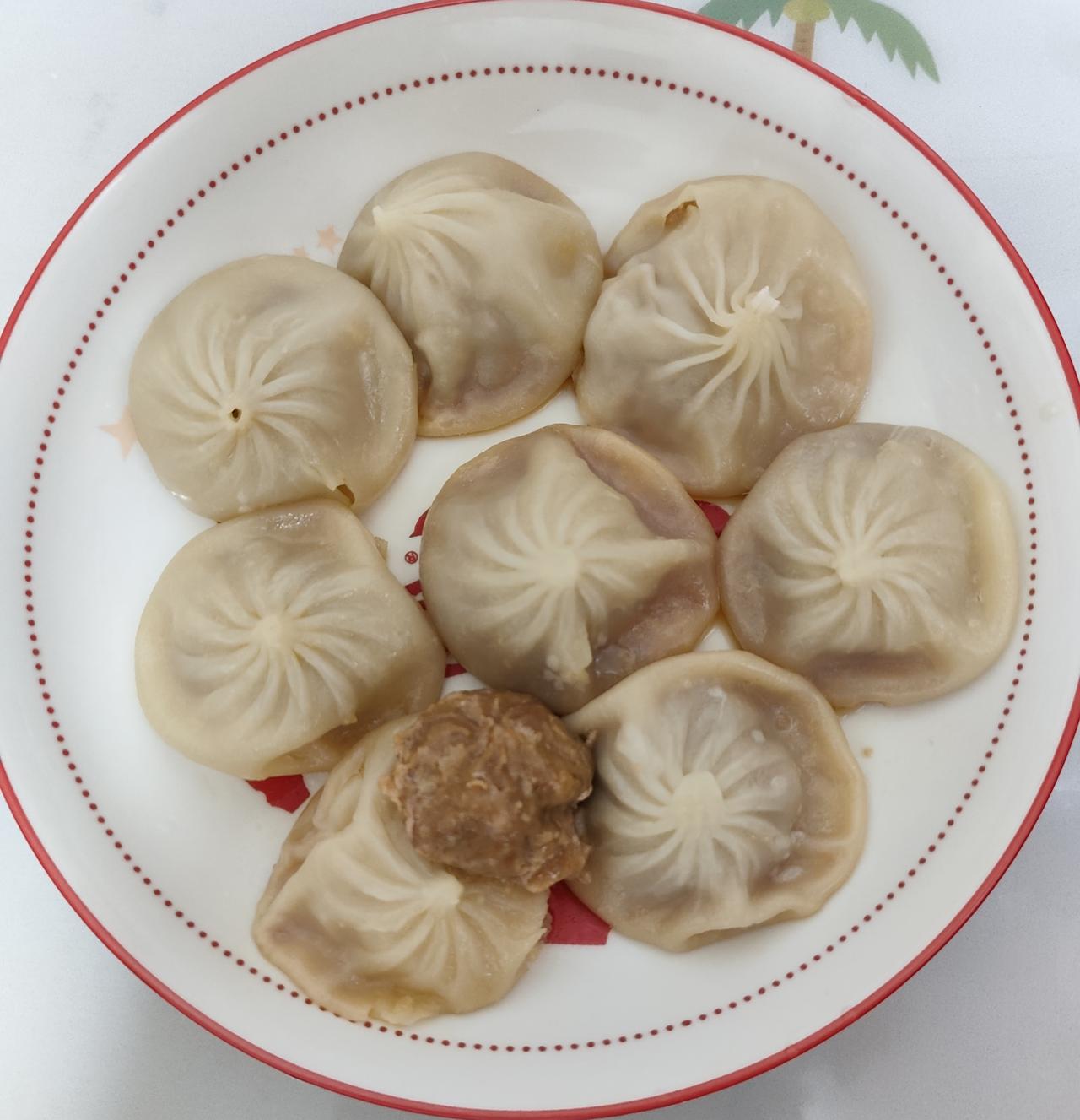 买了广州酒家利口福的灌汤小笼包，没想到是生的，需要自己蒸熟，蒸熟后是这样的，就是