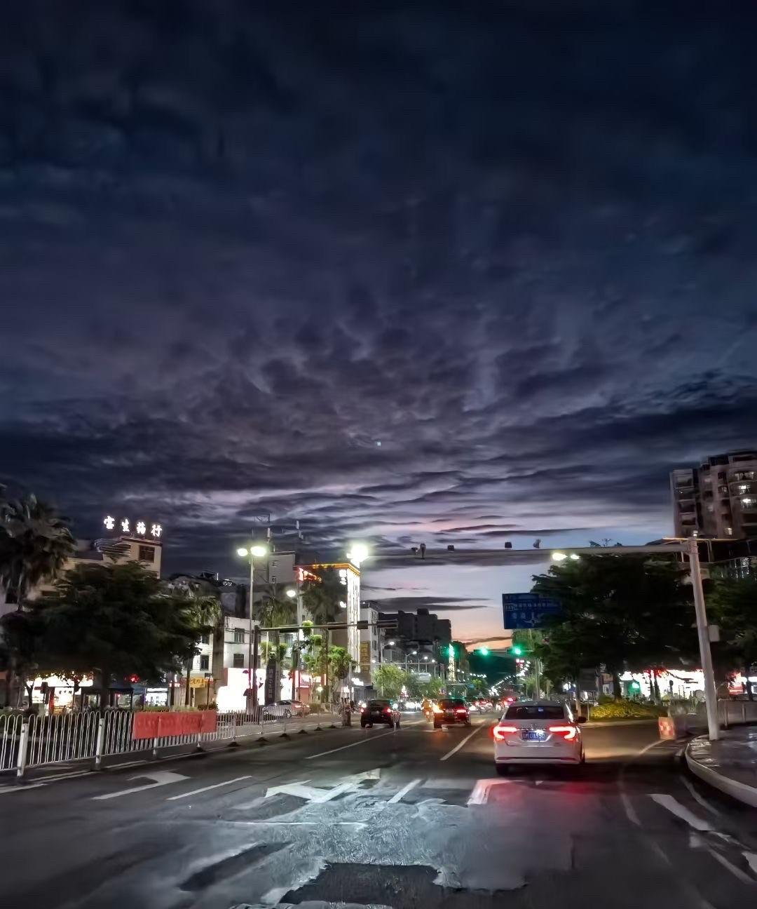 70后的朋友们，你们现在上班还是跟以前一样，兢兢业业、小心翼翼地吗？你敢不敢跟0