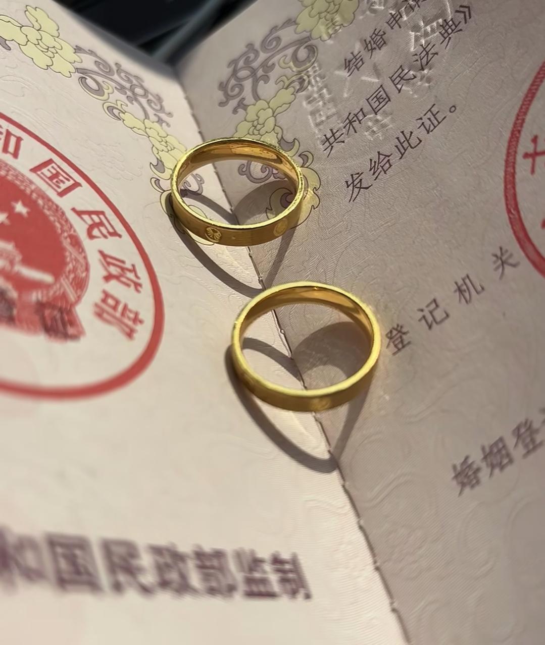 大三女生怀双胞胎，一顿饭被定终身？这哪是喜当妈，分明是被面子绑架！两家人在