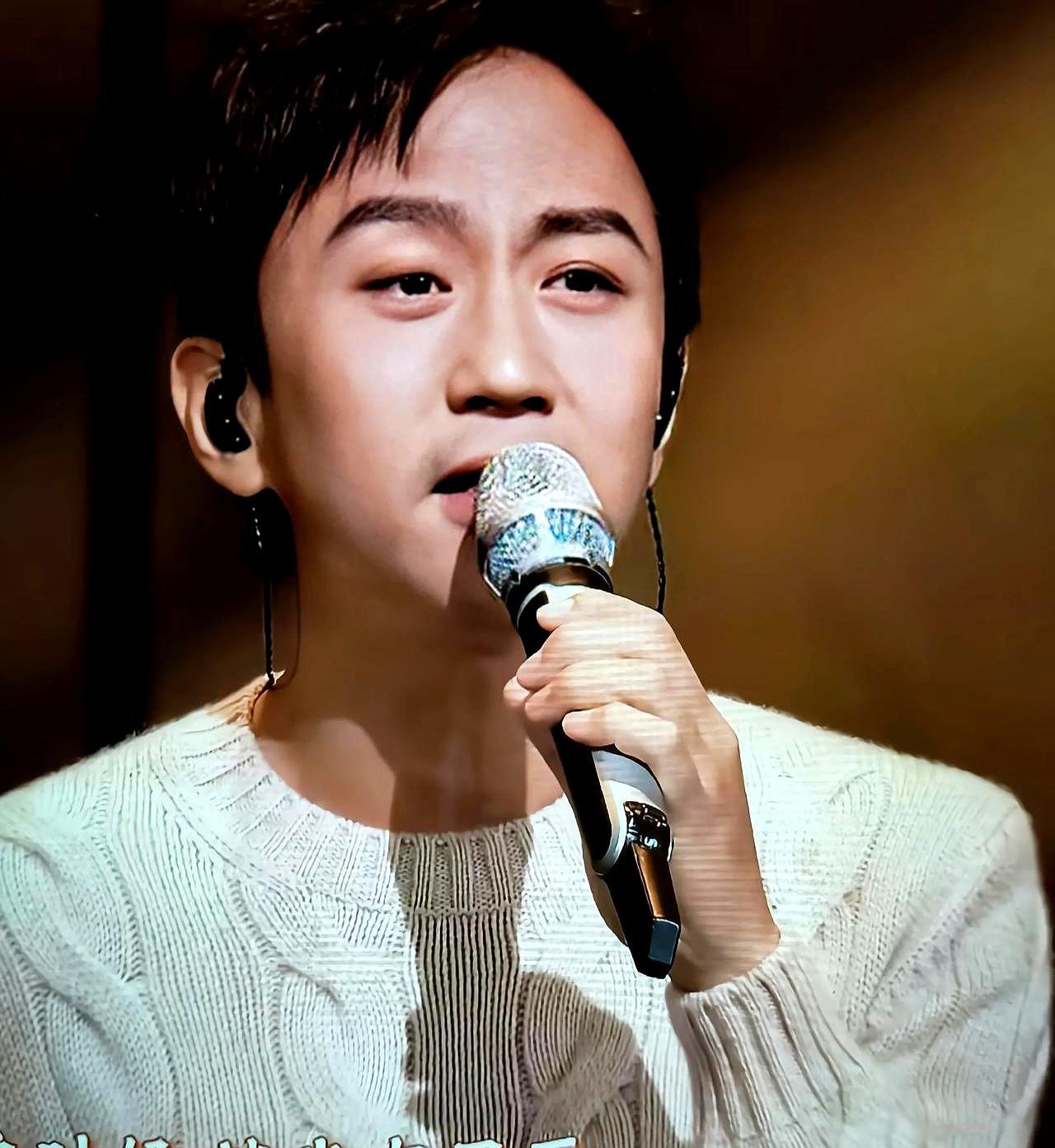 春晚那个满场飞奔的邓超，今年一动不动，却把几亿人唱哭了。没有花哨转音，没有