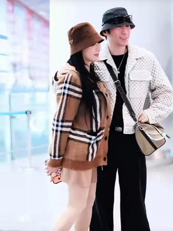 钟丽缇与张伦硕现身北京机场，10年婚姻依旧甜度爆表！3月6日早7点，北京首都