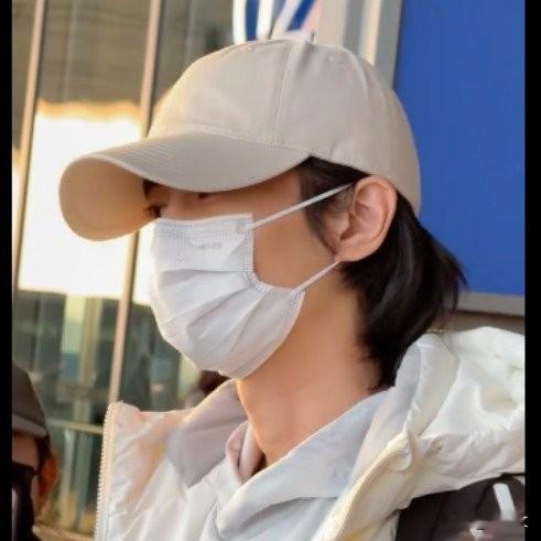 陈晓长发路透杀疯了！鸭舌帽配白上衣，帅出全新高度太吸睛谁能想到留长发能这么