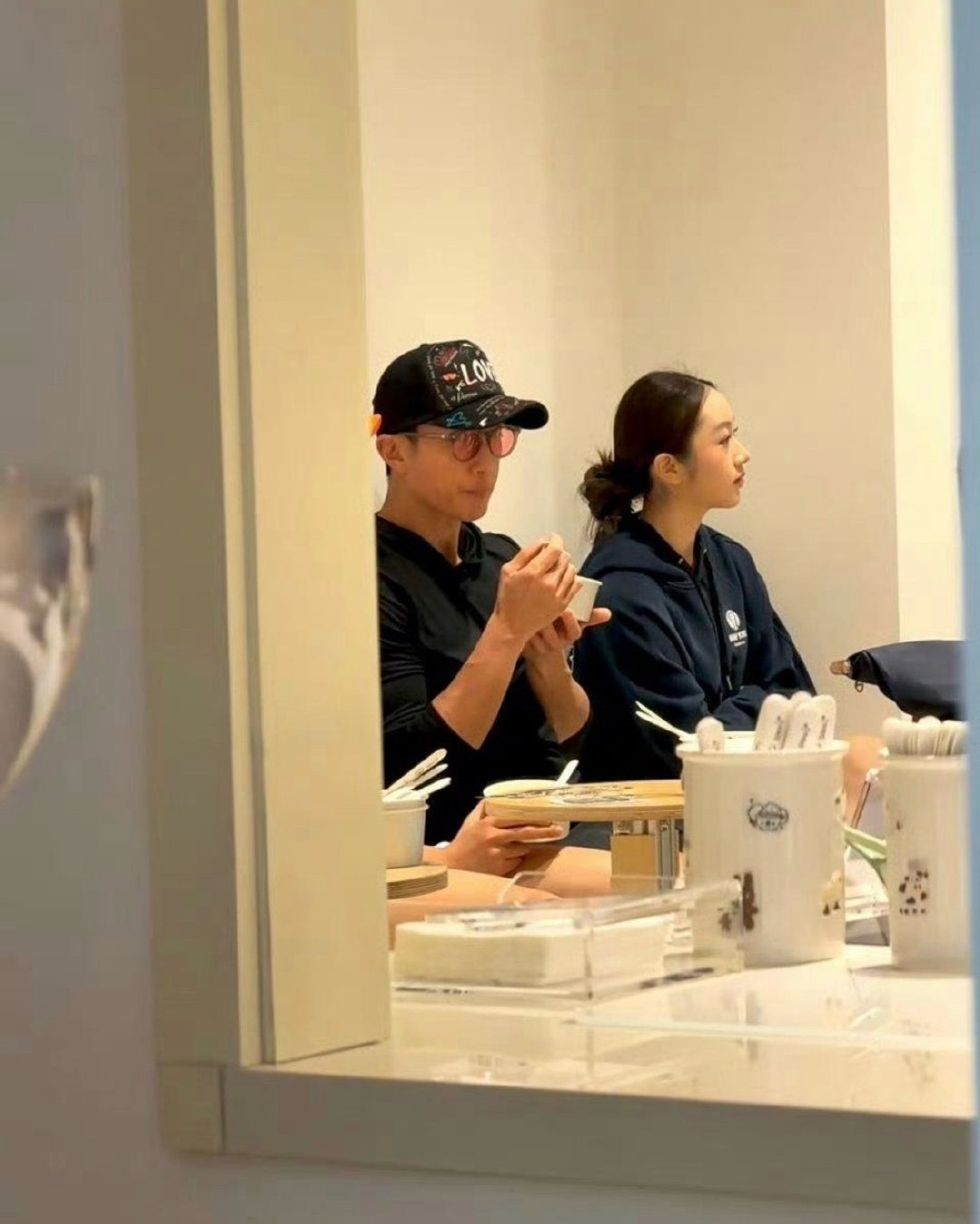 吴尊携子女现身上海甜品店，本人帅气显年轻，女儿颜值出众，儿子肤色偏黑。​