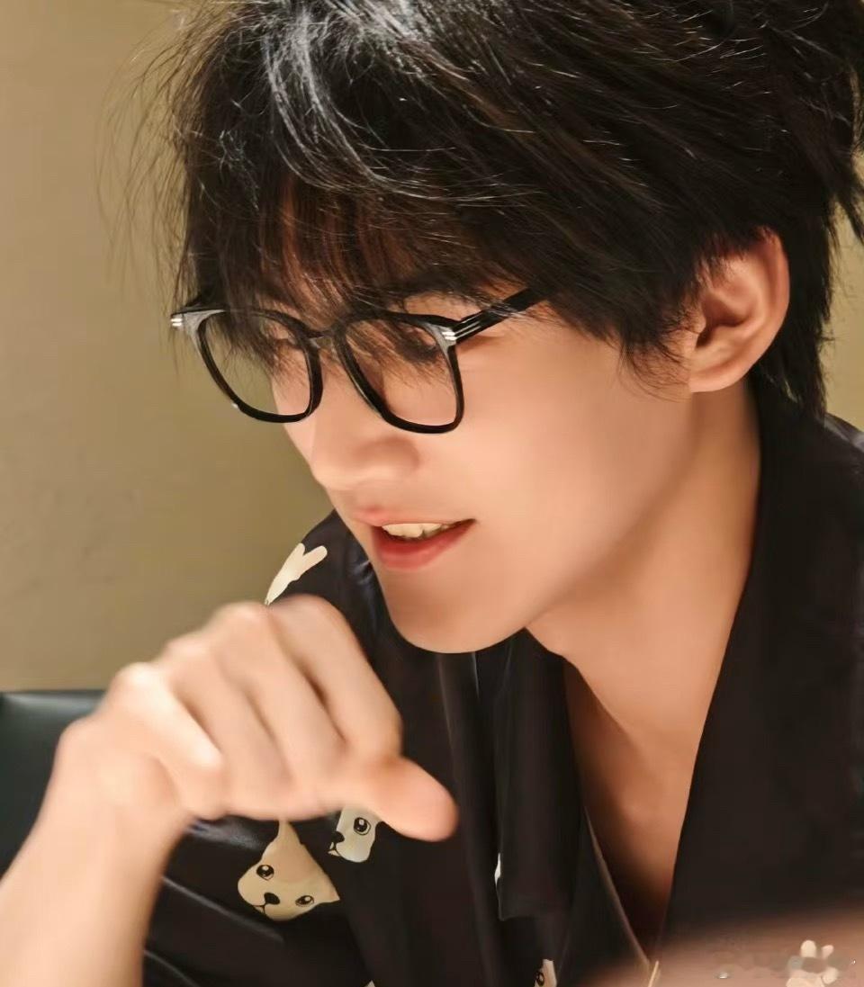 周柯宇哥哥难怪周柯宇在圈里人缘这么好，见到张凌赫白宇他们都自然叫“哥哥”，那种依