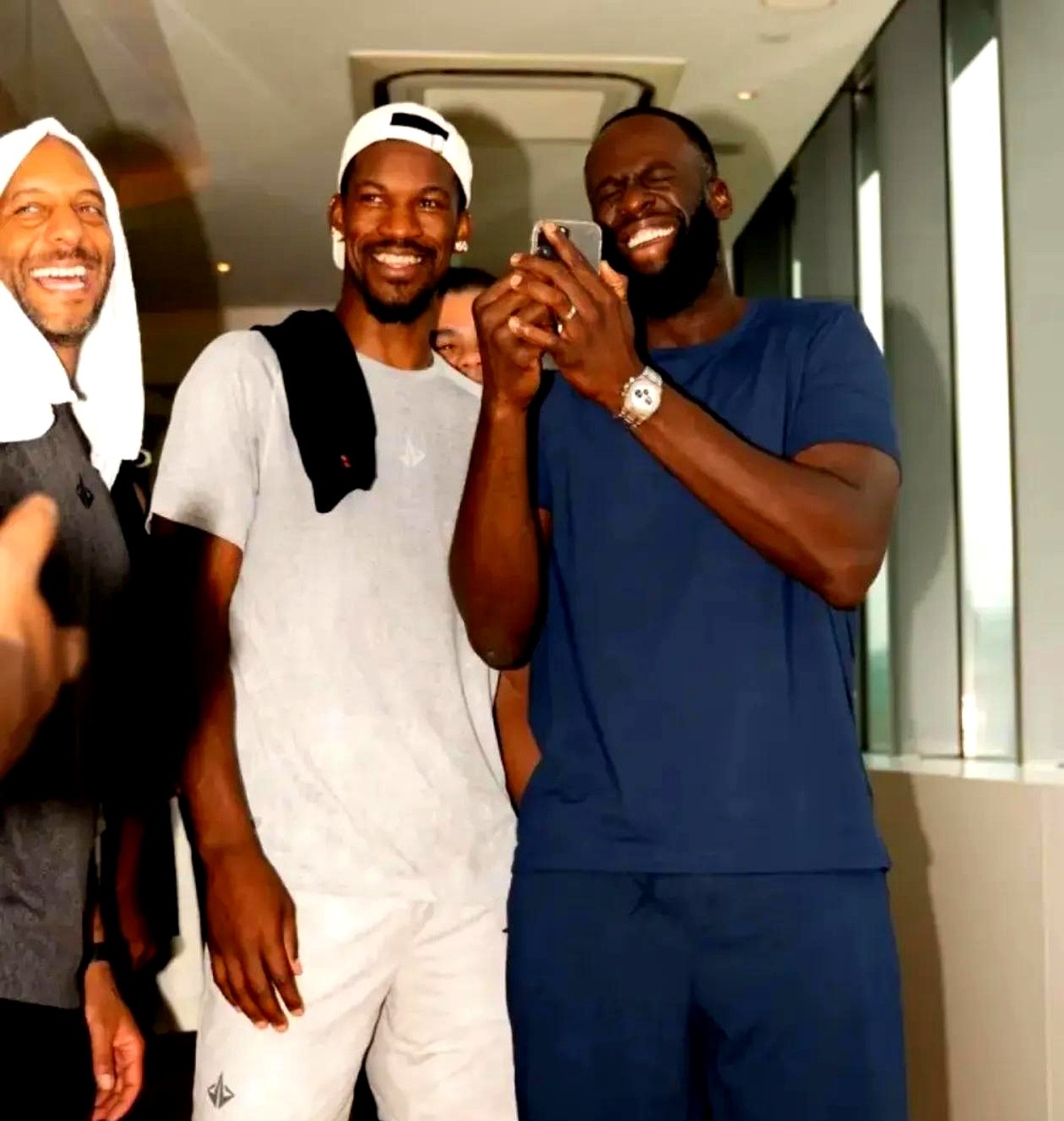 巴特勒和追梦格林，居然在中国凑到一块儿聚会了。这两位NBA大腕最近都在国内跑活动，刚好撞在同一个城市