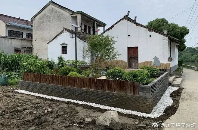 农村建房的风水禁忌！1、平房房屋绝对不可建在丁字路的交叉处，也就是垂直线的垂直的