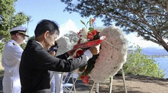 美国终于遭到日本的反噬，正值美国纪念珍珠港事件之际，日本极右翼分子跳出来宣称，袭