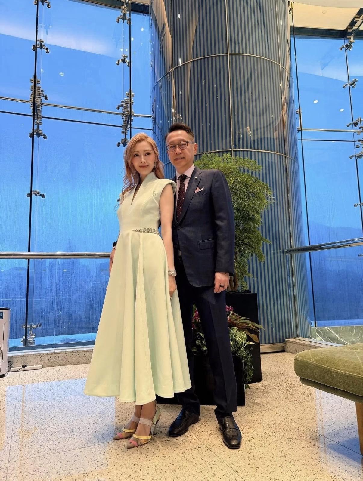 李嘉欣逢年过节都会晒照，端午节也不例外。在端午节当天，她晒出了与丈夫的合照，两