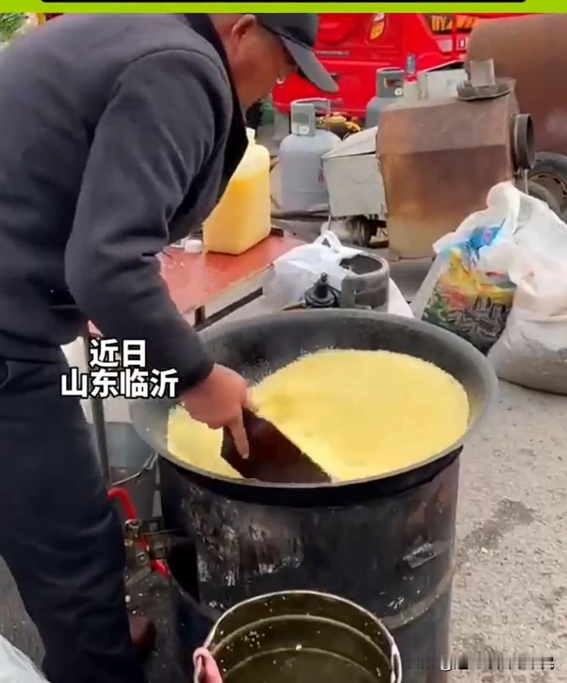 朋友们你们看这个大爷在集市上卖的小米酥，你们吃过吗？满满的都是童年的回忆吖！